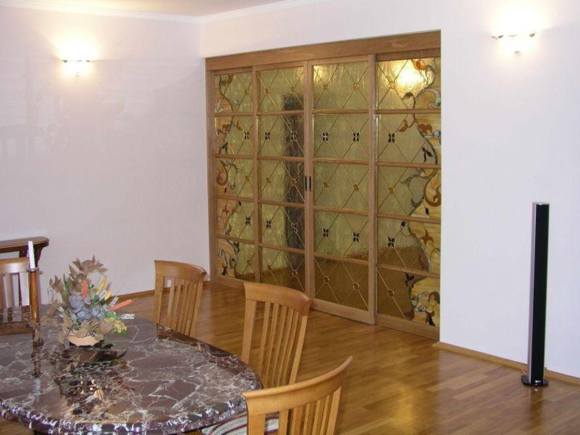 Перегородка для гостиной с цветным стеклом и декоративными вставками Великий Новгород