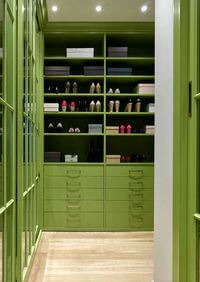 Г-образная гардеробная комната в зеленом цвете Великий Новгород